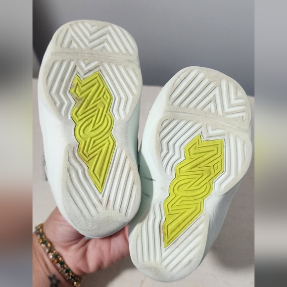 6C Jordan Toddler Sneakers - Mint Green and White - Picture 6 of 6